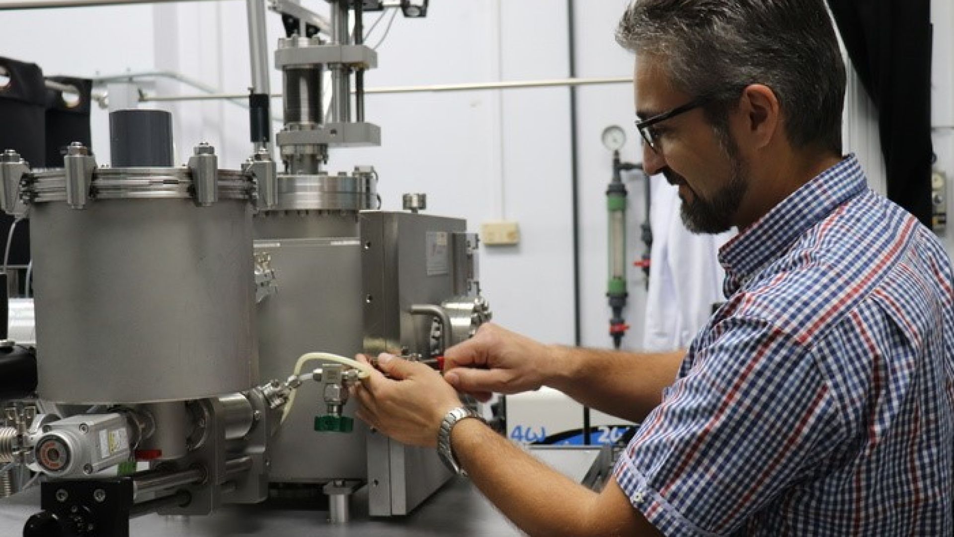 Ángel Pérez in the Laser Processing Group lab