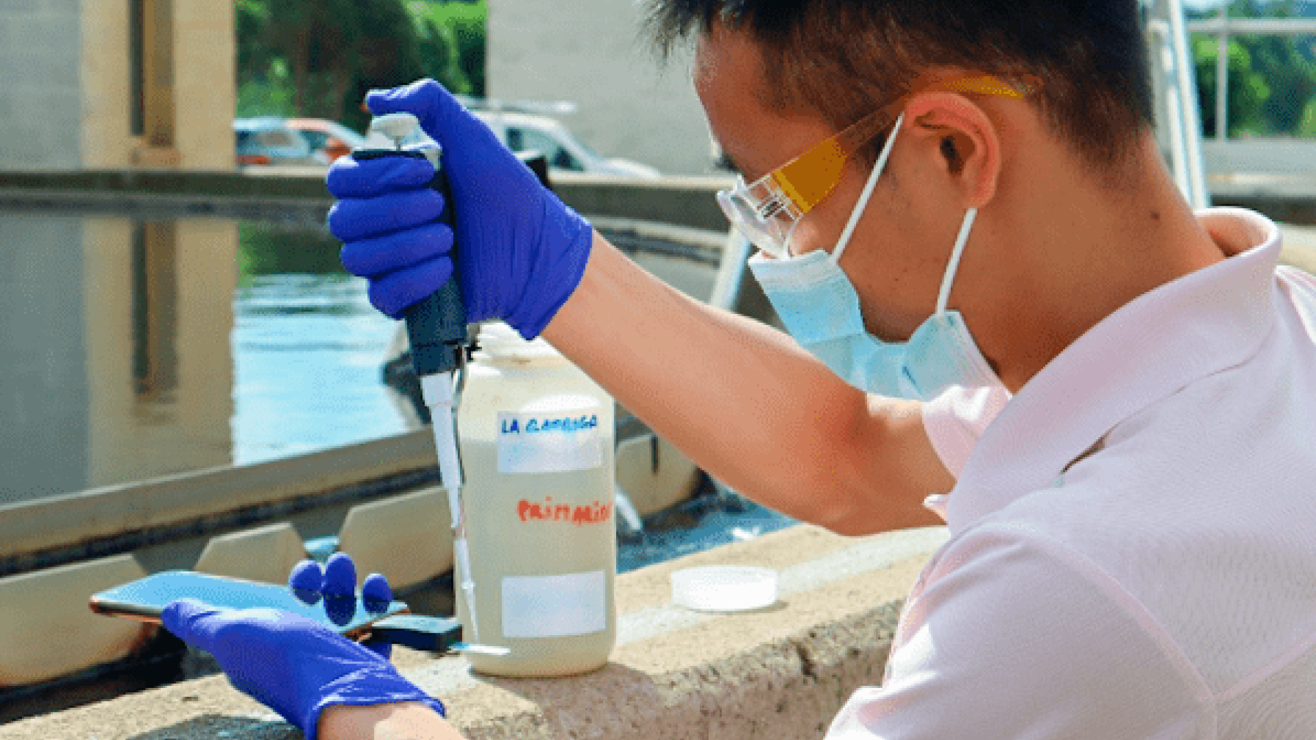 Wenchao Duan, ICMAB researcher, using the electrochemical sensor in a water treatment plant | ICMAB
