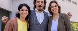 Three researchers, Marta Mas-Torrent, Mariano Campoy-Quiles, and Nora Ventosa, stand in celebratory poses in front of the ICMAB building.