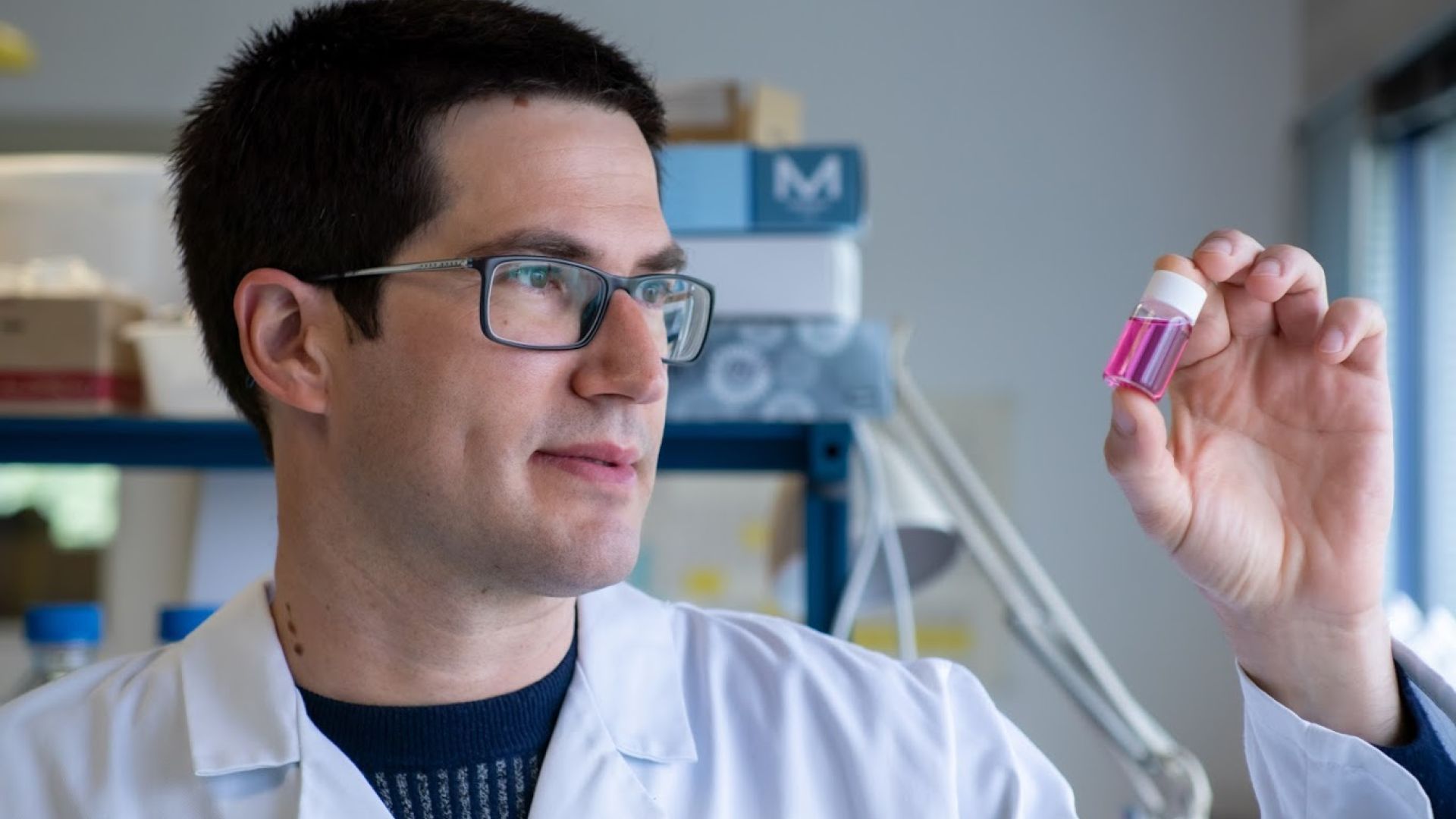 Researcher Gerrard Tobias studies the use of nanomaterials to reduce the size of cancer tumours. | ICMAB