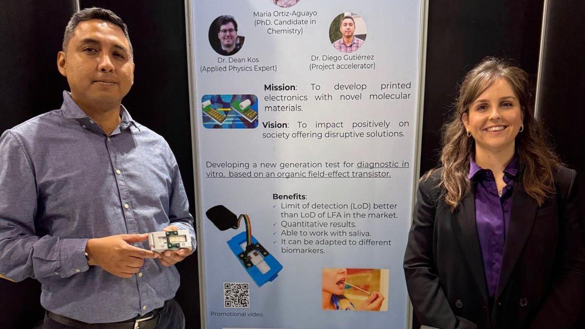 Diego Gutiérrez and María Ortiz-Aguayo, fromthe e-MolMat group, at Transfiere 2025, presenting their biosensor prototype