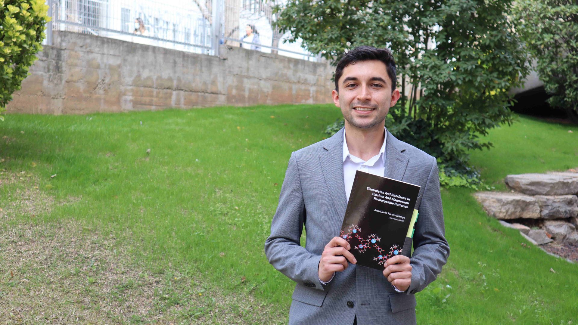 Juan D. Forero with his PhD Thesis | ICMAB