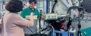 M. Rosa Palacín (ICMAB researcher) and Giovanni Agostini (beamline responsible at NOTOS)