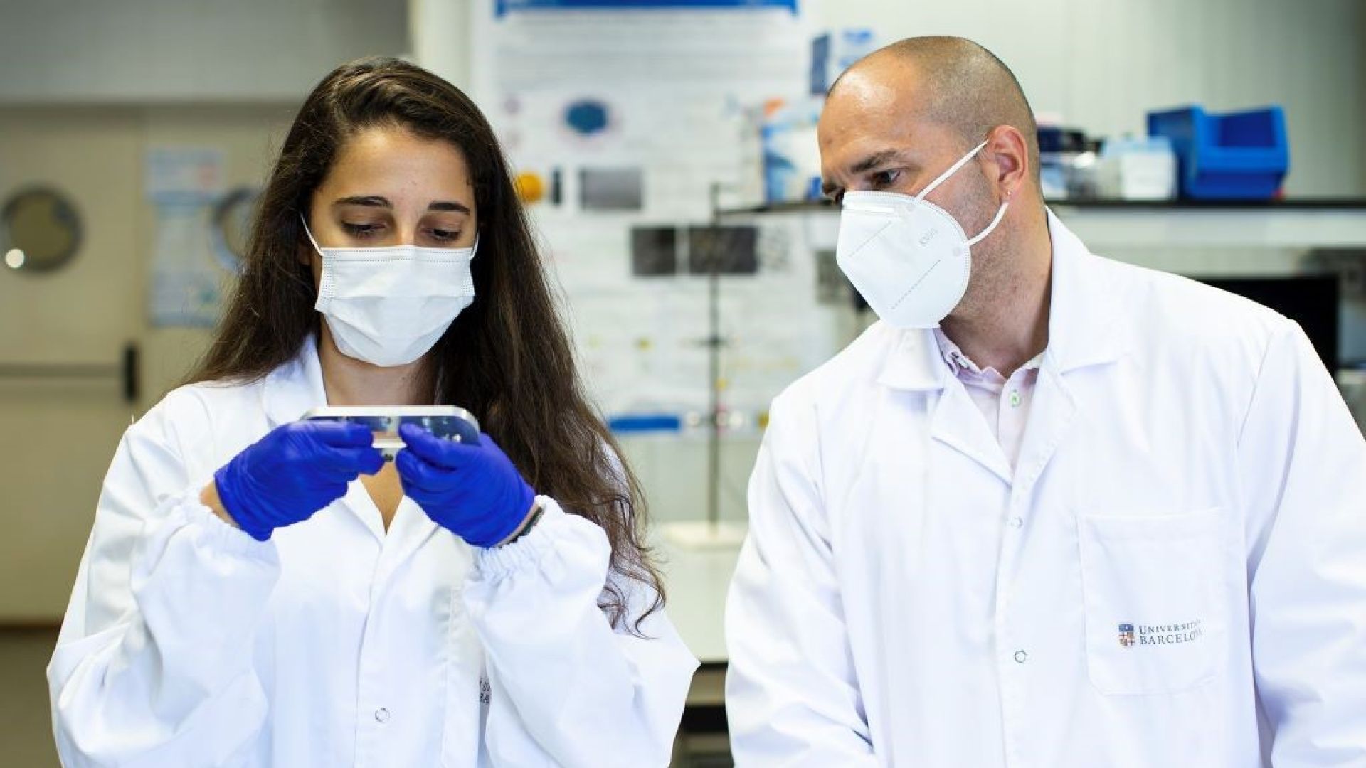 Noemí Contreras-Pereda (ICN2) and Josep Puigmartí (IQTCUB-ICREA) with the microgravity device. | Xènia Fuentes/UB