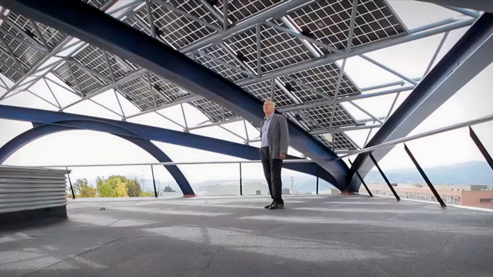 Xavier Obradors at the ICMAB solar energy installation