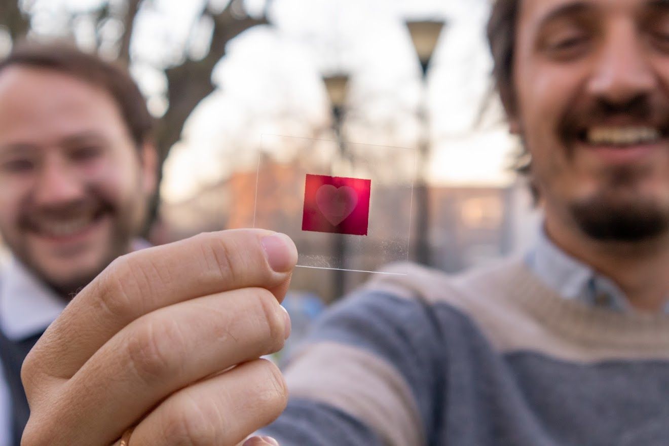 Mariano Campoy-Quiles and Aleksandr Perevedentsev, founders of Molecular Gate S.L. CSIC spin-off, showing the anti-counterfeiting technology | ICMAB-CSIC