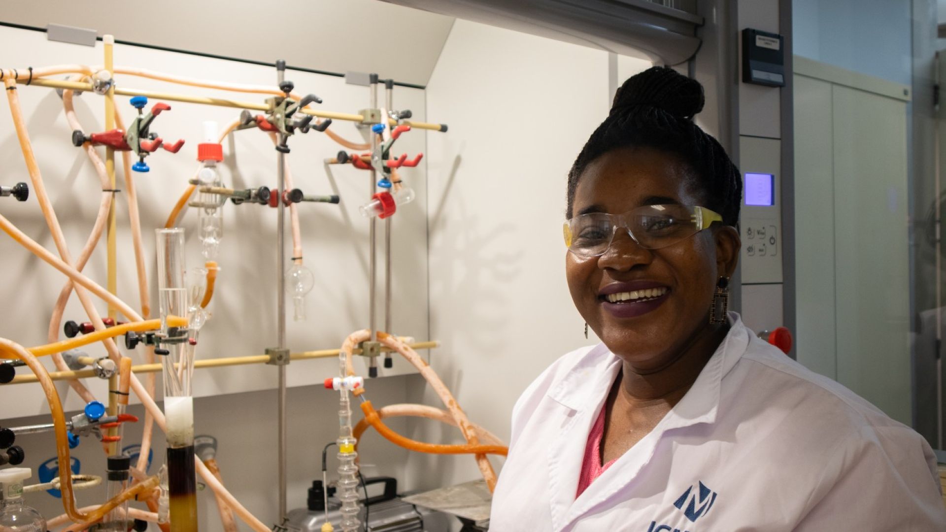 Muthumuni Managa in the LMI group lab at ICMAB | ICMAB-CSIC