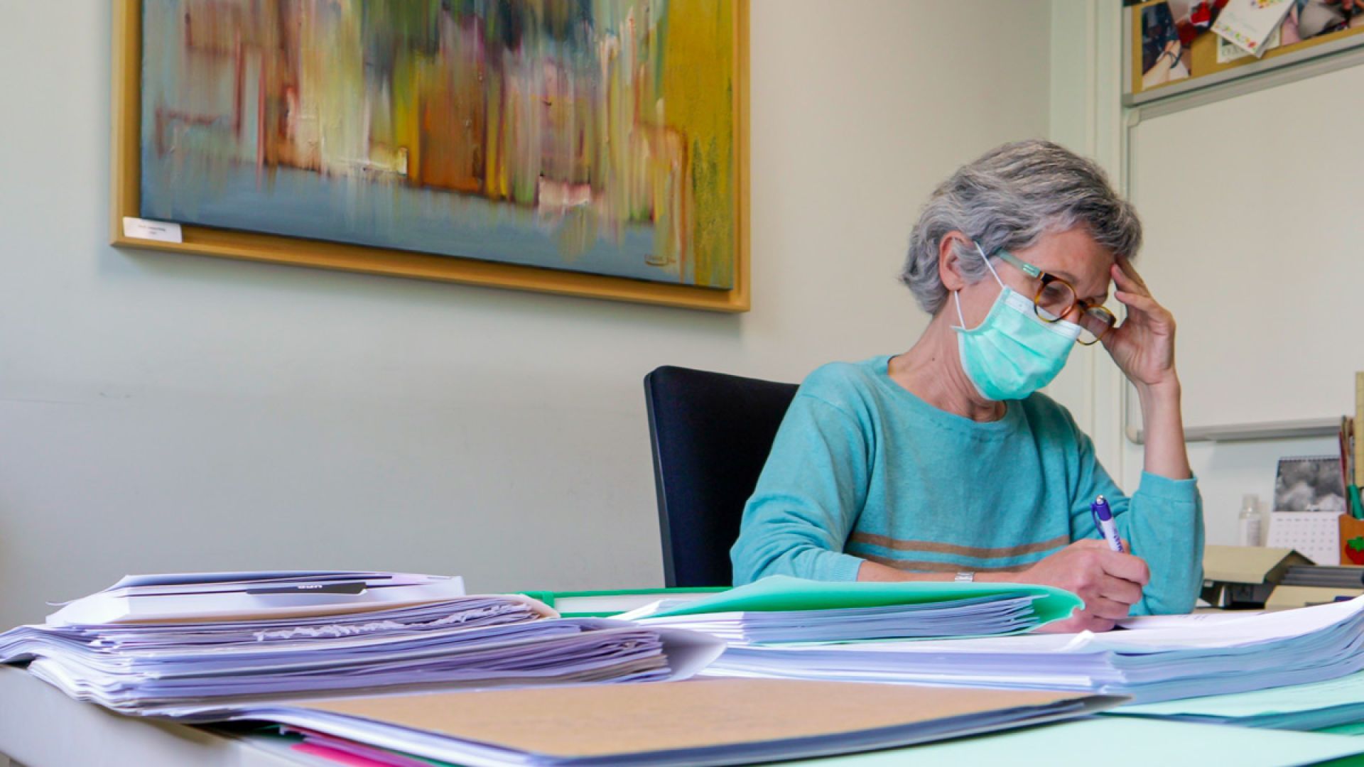 ICMAB researcher Anna Roig at her desk at ICMAB