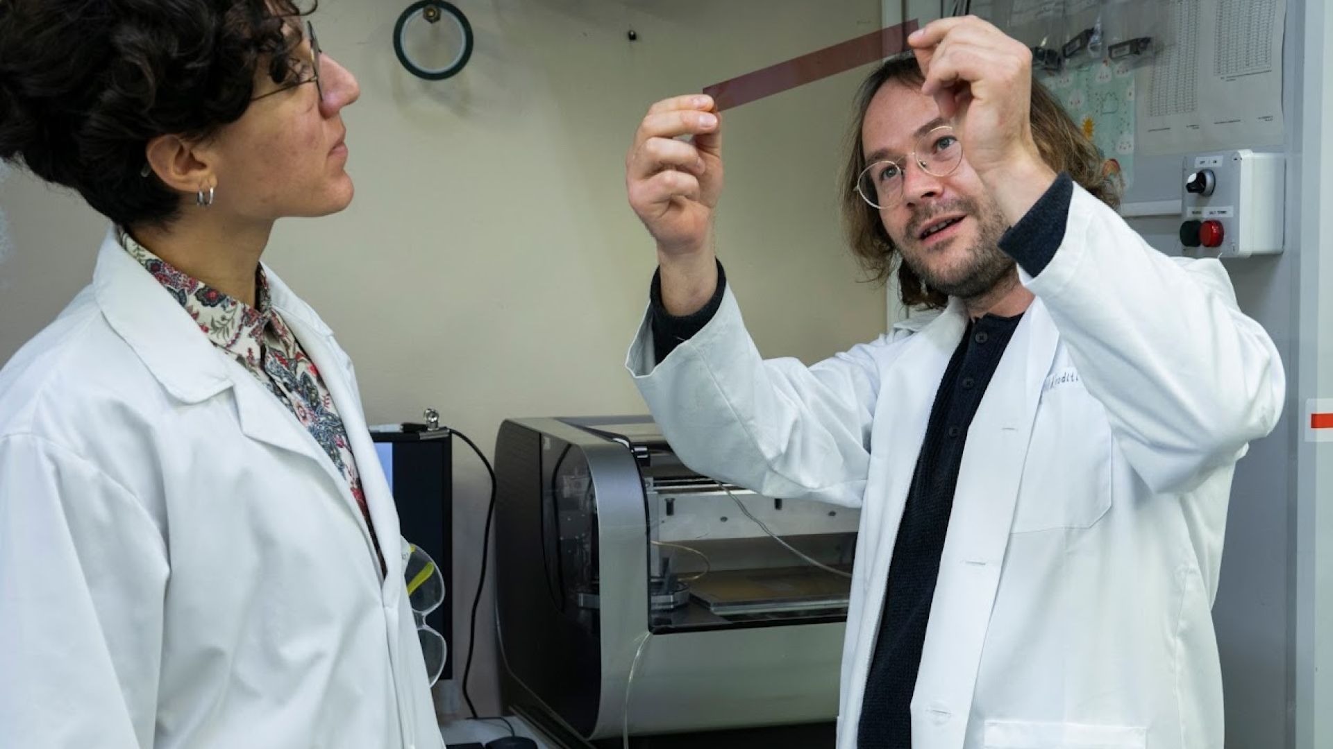 Michela Prete and Alexander Perevedentsev from Molecular Gate S.L. in the lab | ICMAB-CSIC