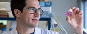 Researcher Gerrard Tobias studies the use of nanomaterials to reduce the size of cancer tumours. | ICMAB