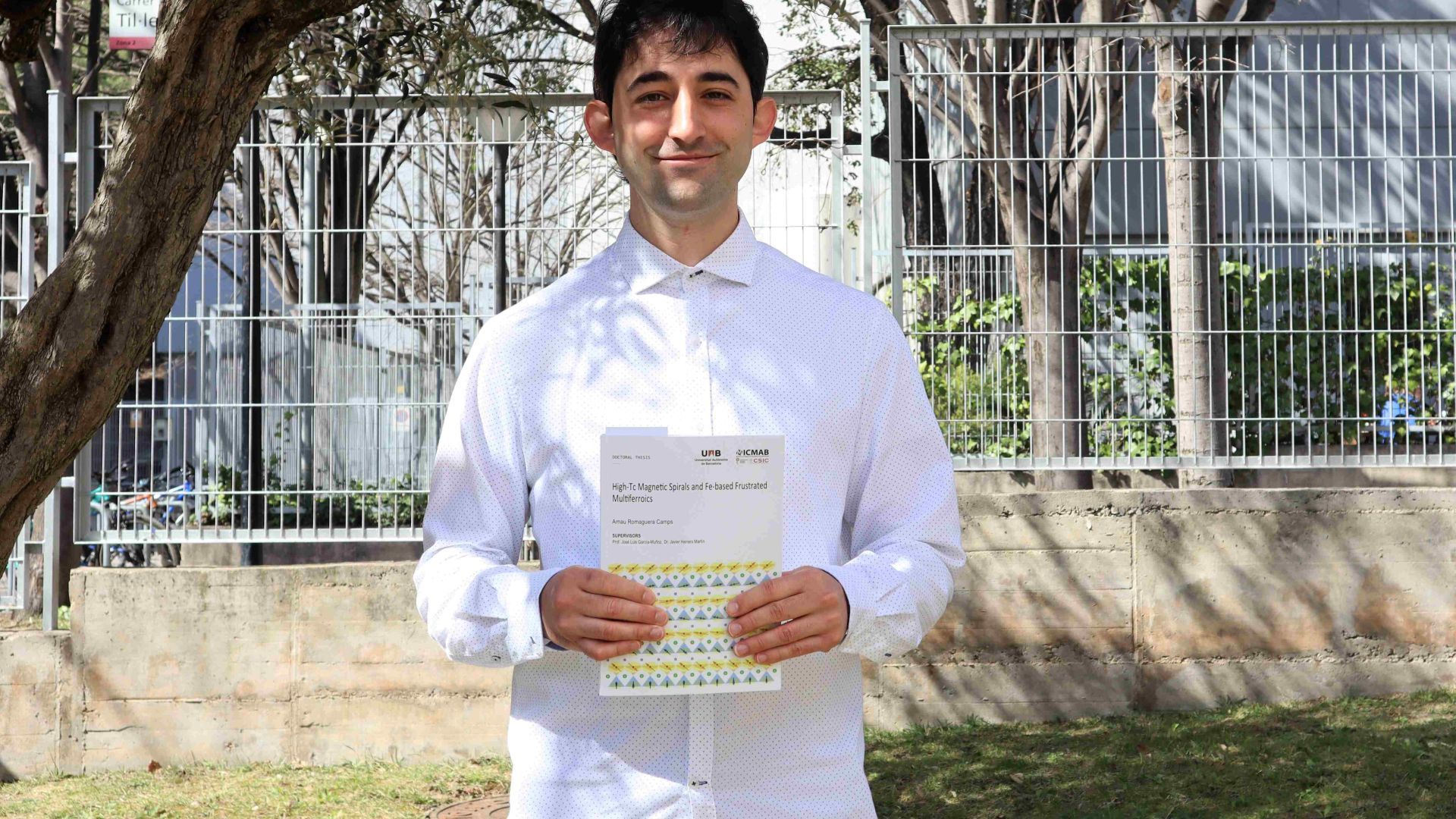 Arnau Romaguera with his PhD Thesis | ICMAB, CSIC