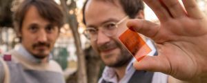 Mariano Campoy-Quiles and Aleksandr Perevedentsev, founders of Molecular Gate S.L. CSIC spin-off, showing the anti-counterfeiting technology | ICMAB-CSIC