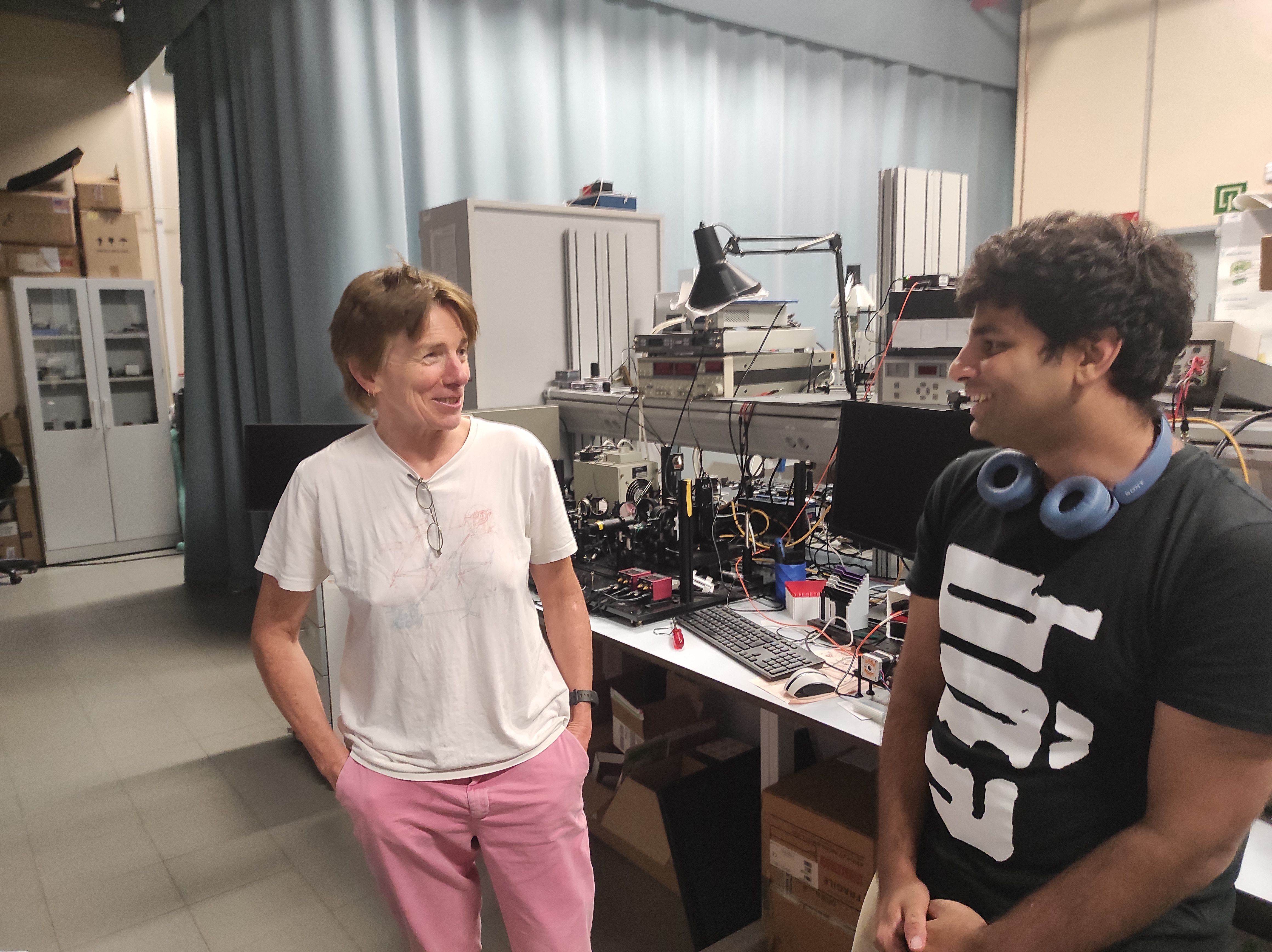Jenny Nelson at the NANOPTO lab with one of its members | ICMAB, CSIC