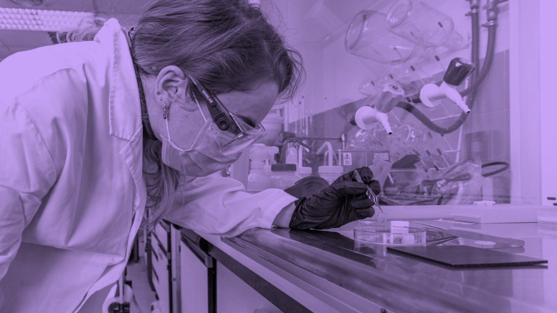 ICMAB Researcher in a Lab