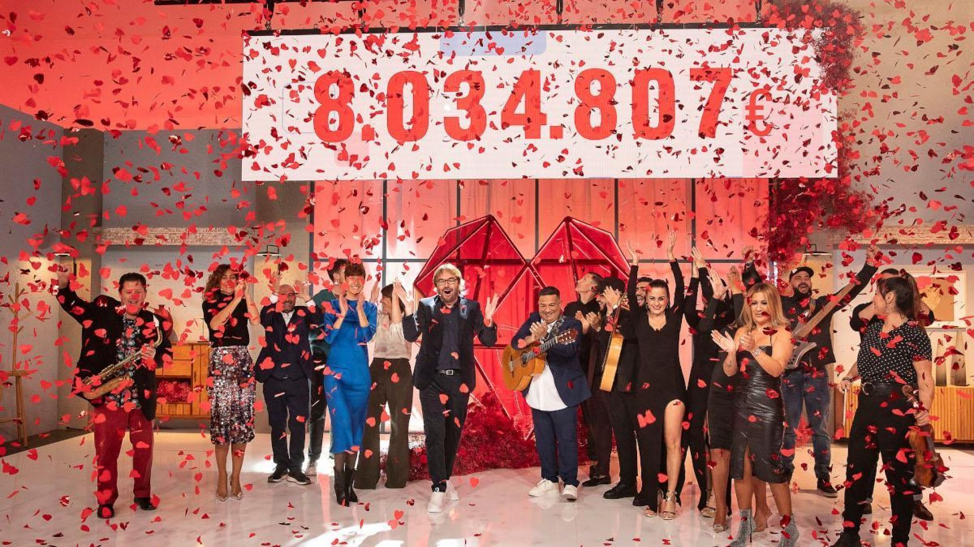 Els presentadors, davant el marcador final de 'La Marató' de TV-3 del 2022. / TVC