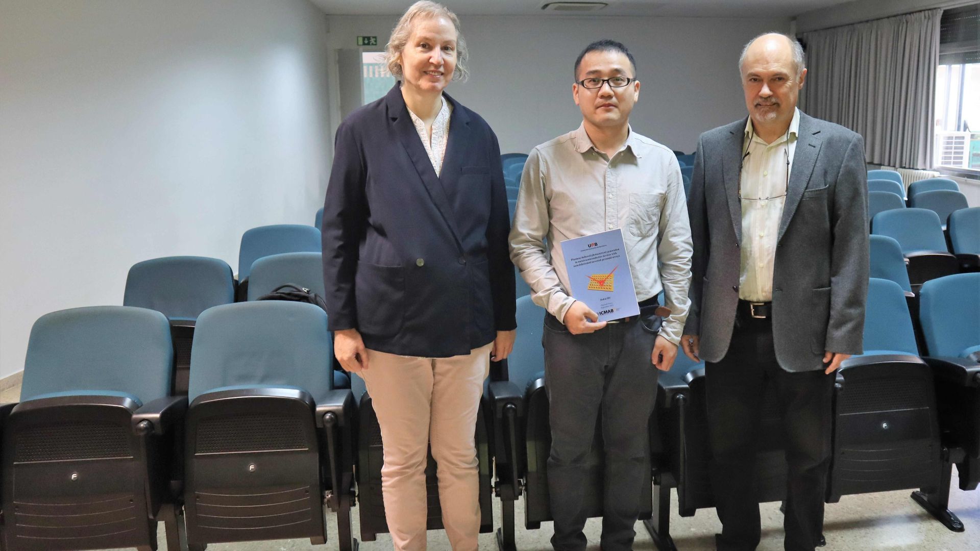 Jinhui Hu (in the middle) with supervisors M. Isabel Alonso and Alejandro Goñi at the UAB | ICMAB, CSIC