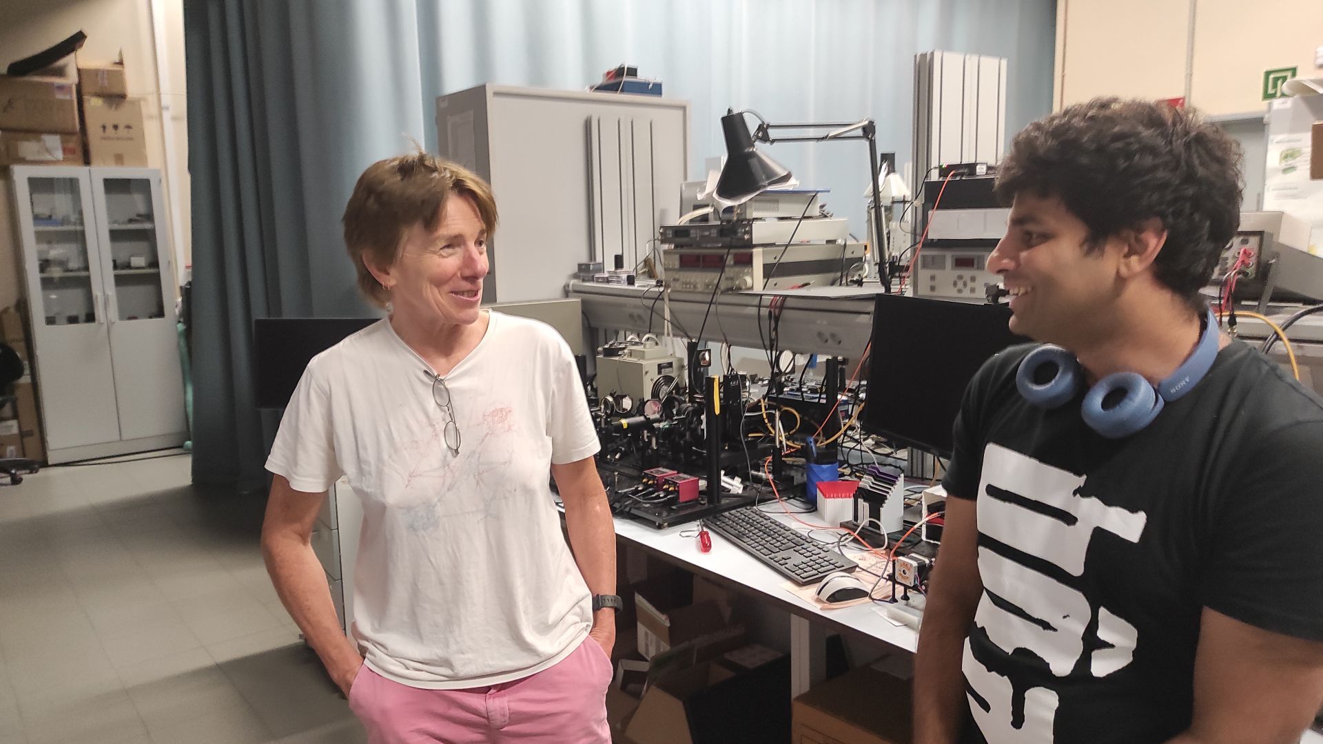 Jenny Nelson at the NANOPTO lab with one of its members | ICMAB, CSIC