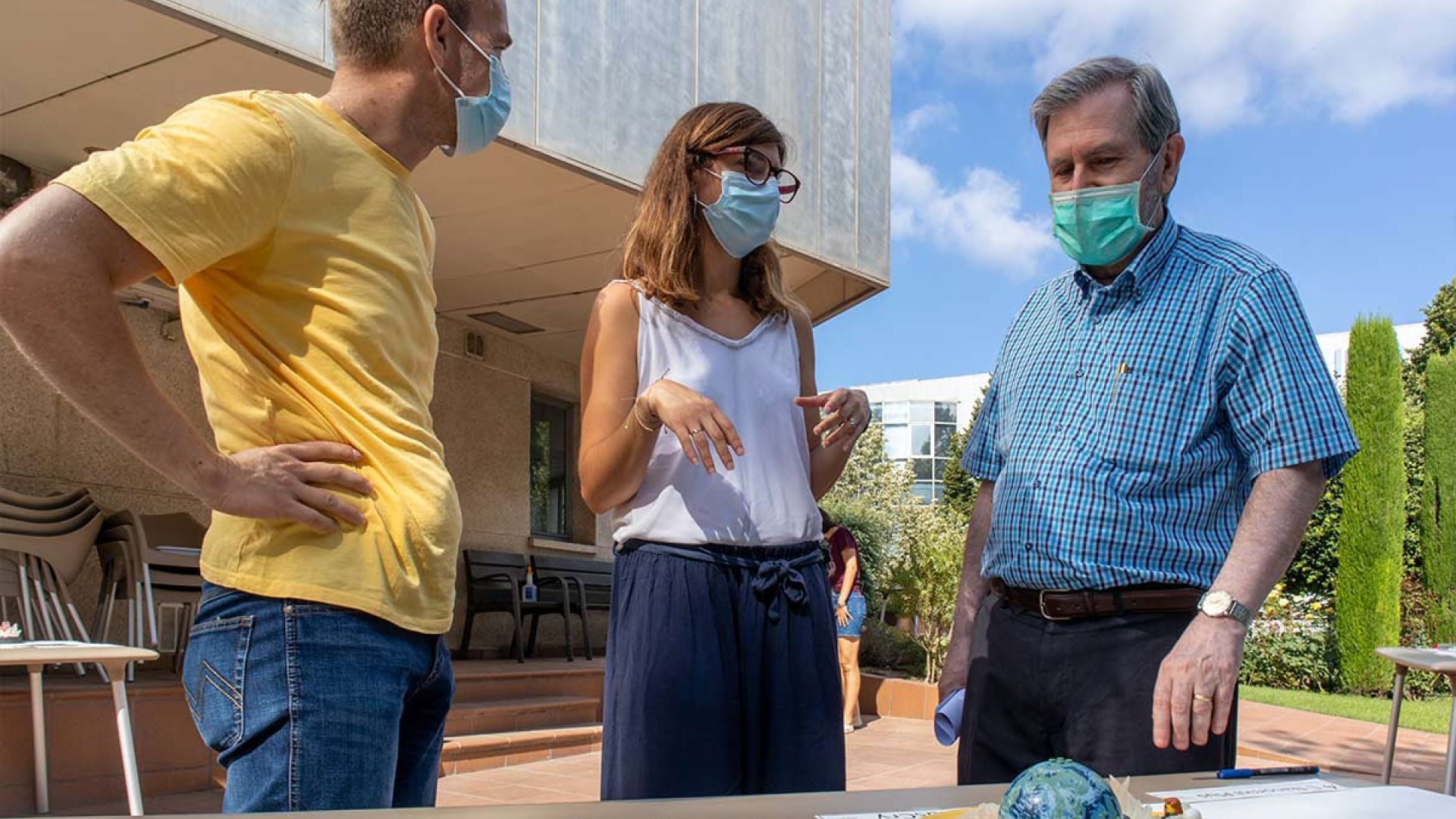 Some of the judges (Nico Dix, Anna Crespi and Jordi Rius) examining the crystals at CRYSTALMATCH.