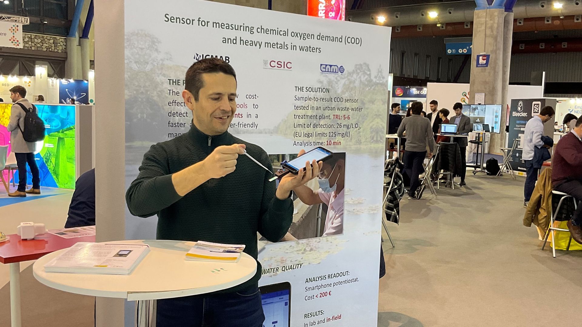 Martí Gich at Foro Transfiere presenting the sensor to detect water pollutants