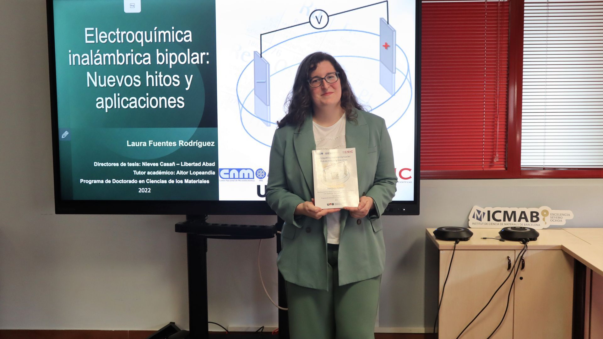 Laura Fuentes with her PhD Thesis | ICMAB-CSIC