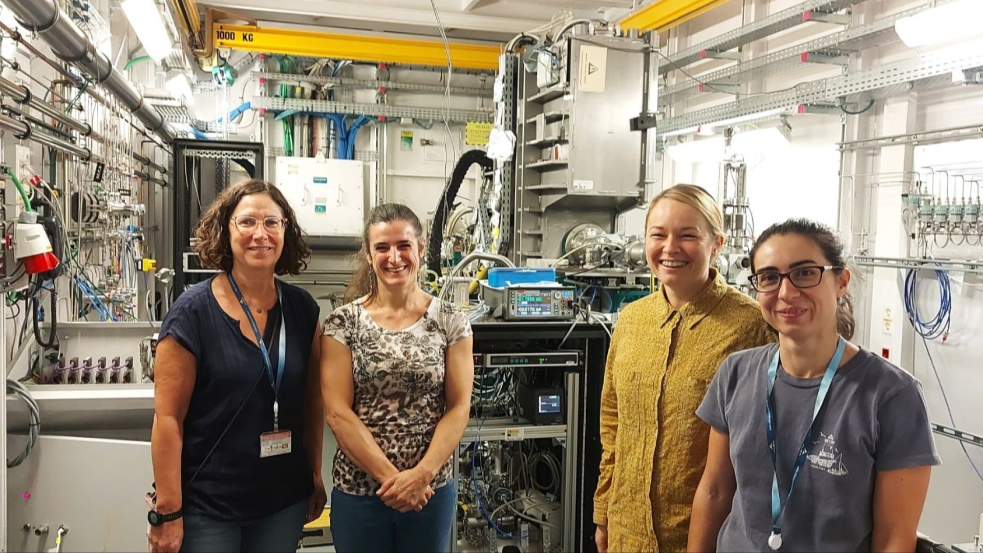 Experimental room at CLAESS together with the in situ superconducting tapes growth platform. From left to right, Teresa Puig (ICMAB-CSIC group leader), Laura Simonelli (scientific leader of the beamline at ALBA), Elzbieta Pach and Ona Mola, researchers of the ICMAB-CSIC team. | ICMAB-CSIC